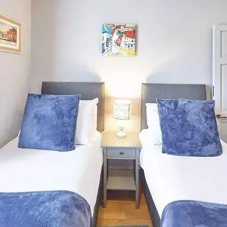 House 3 Bedroomed House Lägenhet